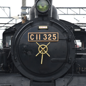 SL「C11-325」が東武鉄道にやってきた！　北斗星カラーのディーゼル機関車も登場