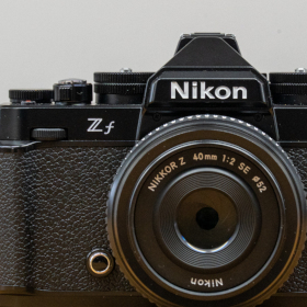レトロデザインのカメラは鉄道撮影でも使える？　ニコン「Zf」で鉄道写真を撮る！