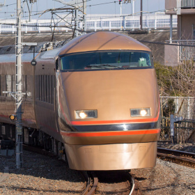 今年の漢字は「金」！　ゴールドがまぶしい鉄道車両とは？