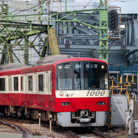 深夜の品川で「巨大な橋」が動いた！　京急線の高架化工事で約96メートルの「送り出し」