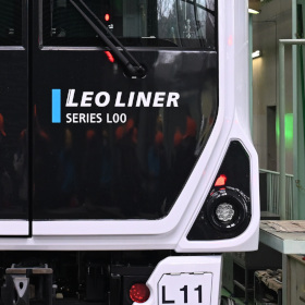 西武「レオライナー」の新型「L00系」公開！ 既存車両から車内が「大変化」した理由とは