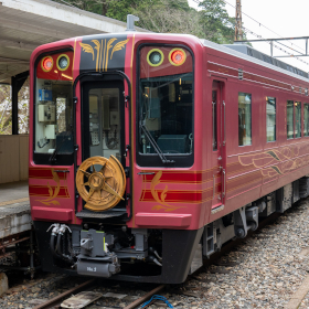高野山へいざ参る！ 南海の新たな観光列車「GRAN 天空」に乗車 車内の様子は？