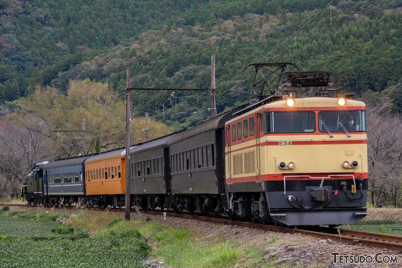 大井川鐵道のEL列車。2024年現在は終点の川根温泉笹間渡駅で機関車の付け替えができないため、「かわね路」号と「南アルプス」号の下り列車はSLけん引、上り列車はELけん引として運転されています