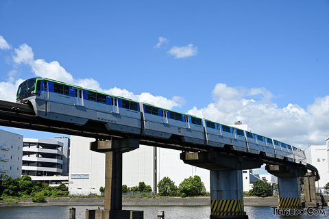 車内に「邪魔なスペース」がある東京モノレール　それが速さの秘密だった