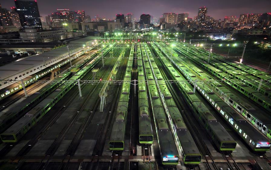 「HOTEL & RESIDENCE TOWER」8階から見た山手線車両基地の夜景