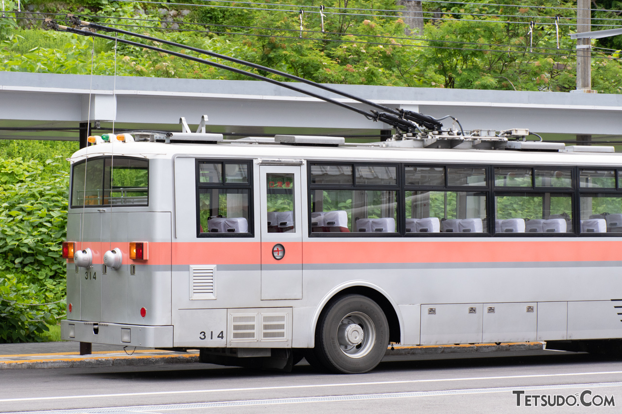 関電トンネルトロリーバス（2018年廃止）の車両。屋根上にある2本の黒い棒が「トロリーポール」です