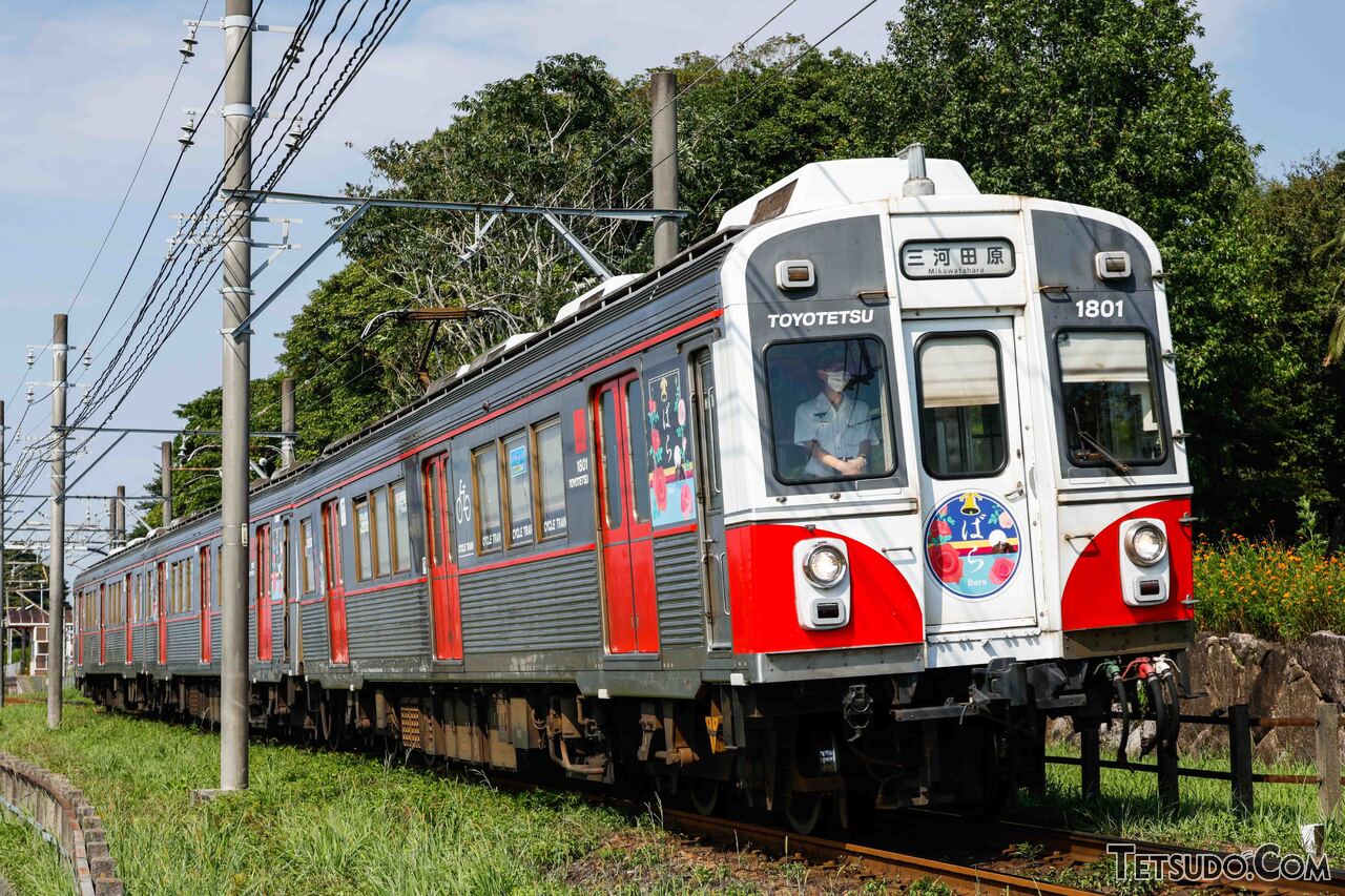 1800系の「2代目」1801編成。手前の2両は部品取り車両として導入したものの、火災による廃車車両の代わりに、急きょ営業用として復活した車両です