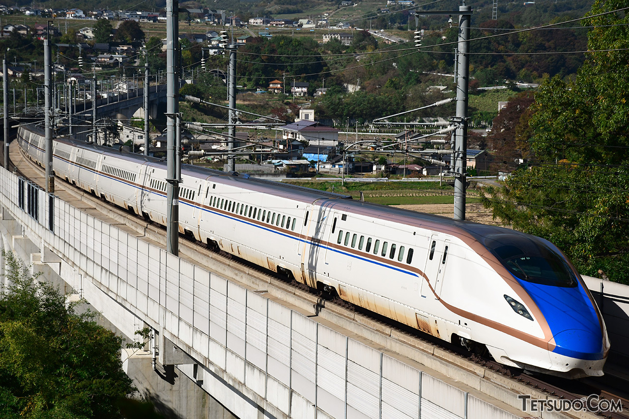 JR東日本の新幹線。自動放送の音声は、堺正幸さんが担当しています