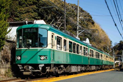 この見た目で45歳！　年齢不相応なスタイルの「イケおじ電車」江ノ電1000形