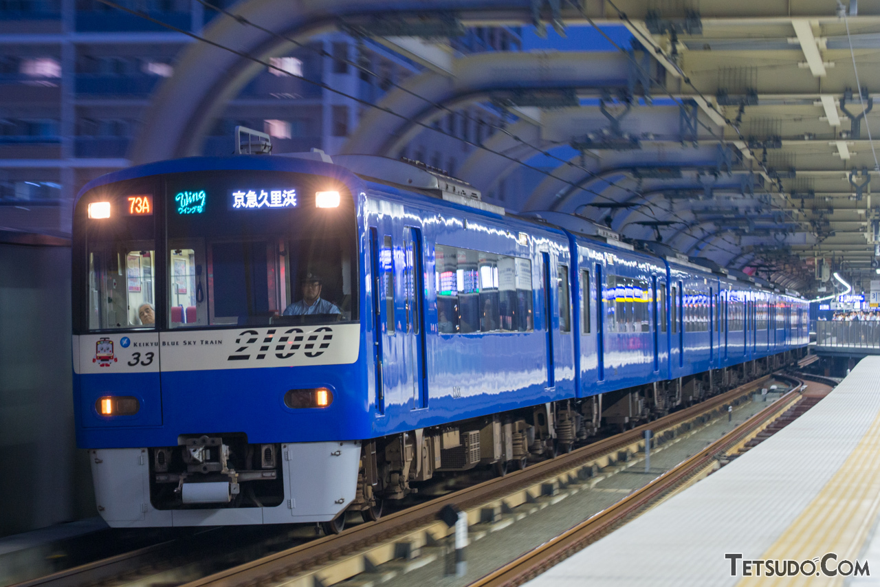 京急蒲田駅を通過する「イブニング・ウィング号」