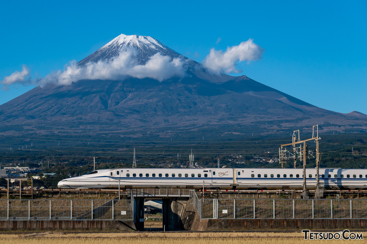 国内最長距離を走る定期旅客列車は、東京~博多間を走る「のぞみ」です