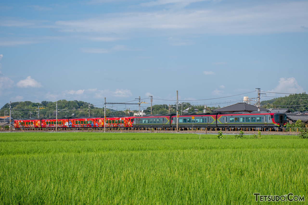 岡山駅行きの特急「うずしお」（前3両）。後ろ4両は高知方面の特急「南風」で、両列車は岡山～宇多津間で併結運転しています