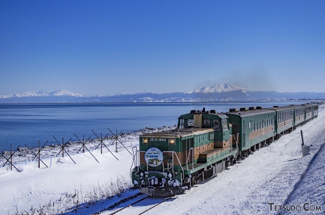 JR北海道の「流氷ノロッコ号」。「くしろ湿原ノロッコ号」用の編成を用い、冬に運転されている列車です（首無唐揚さんの鉄道コム投稿写真）