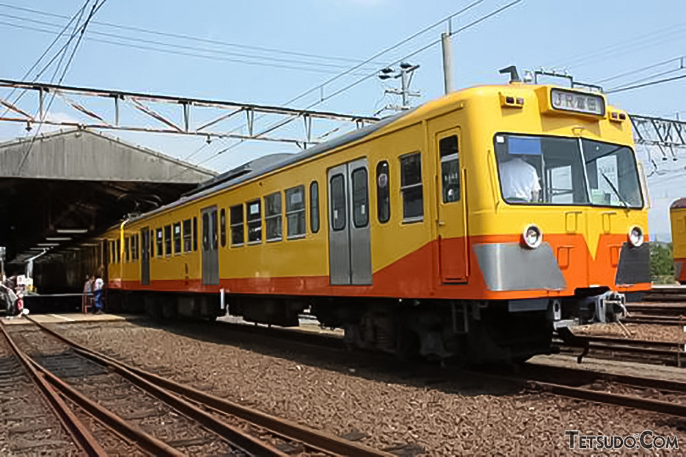 元西武701系。20メートル級の車両ですが、220形は17メートル級車両として「製造」されたため、220形では701系の側面を切り継いで車体が組み上げられました。画像は三岐鉄道に譲渡された同系列の別車両です(区間準急八田さんの鉄道コム投稿写真)