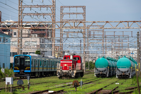 JR線なのに「私鉄路線」らしい？ 工業地帯を走る鶴見線の魅力とは