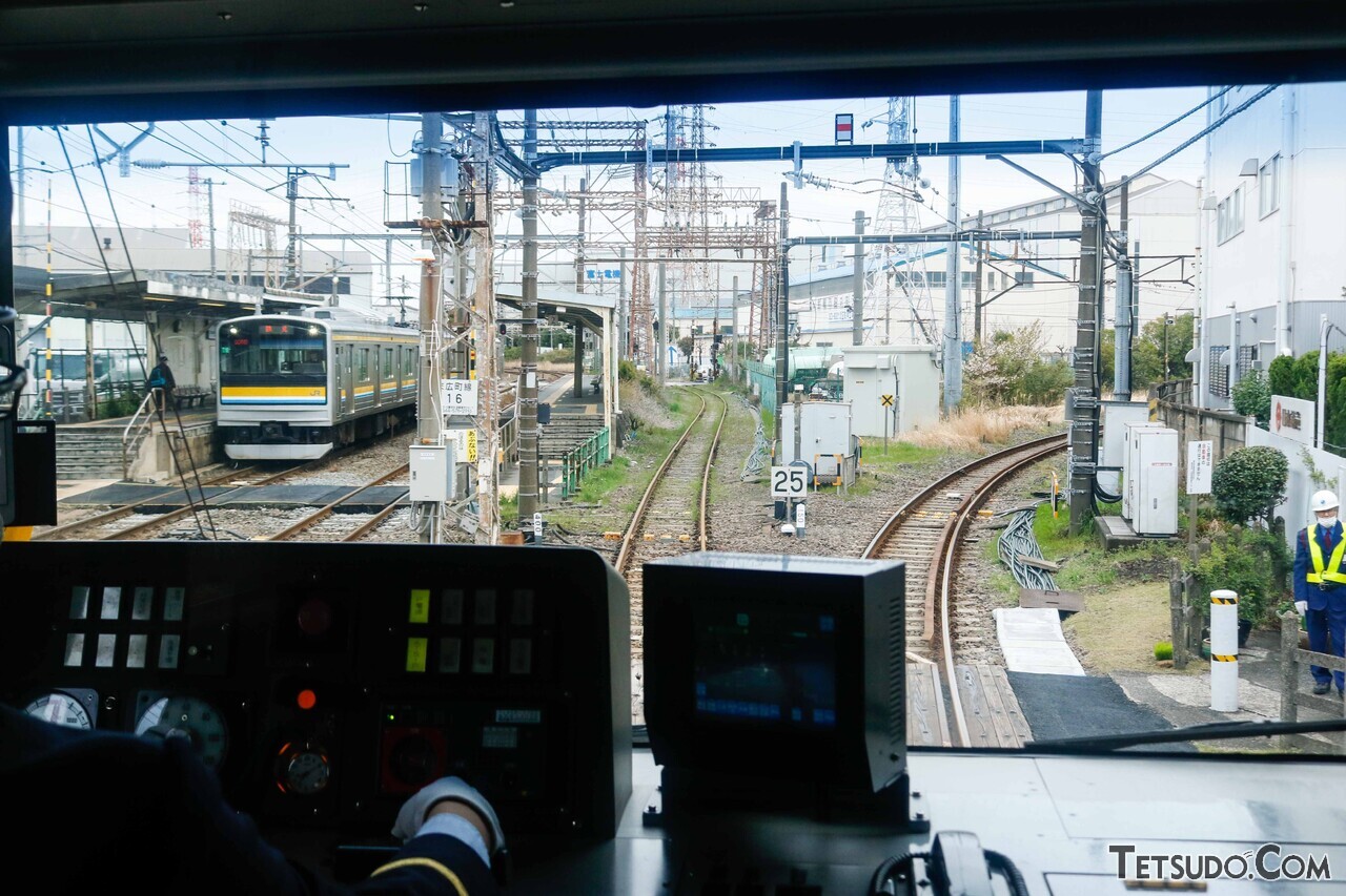 素通りする駅があっても「各駅停車」？ 鶴見線で見られる