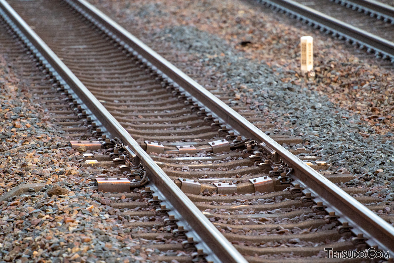 レールも「夏バテ」？ 実は線路が「伸び縮み」するってどういうこと