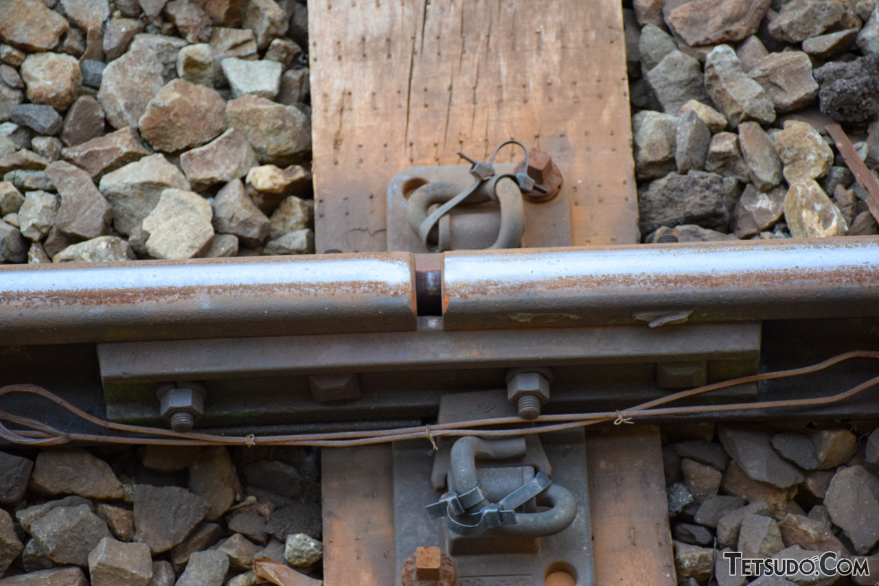 レールも「夏バテ」？ 実は線路が「伸び縮み」するってどういうこと