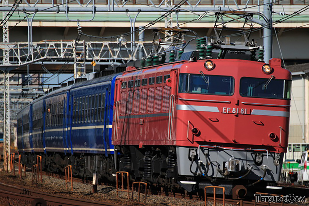 旅客列車をけん引するEF81形(ランプさんの鉄道コム投稿写真)