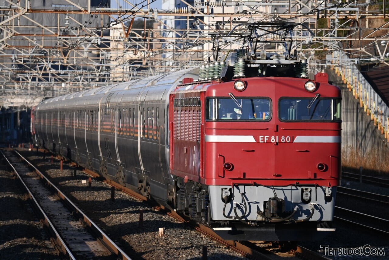 EF81形がけん引する「カシオペア紀行」。臨時のツアー列車ではありますが、今では貴重なEF81形による旅客列車です(誰が♪ダレガ♪ダイヤ乱す♪さんの鉄道コム投稿写真)