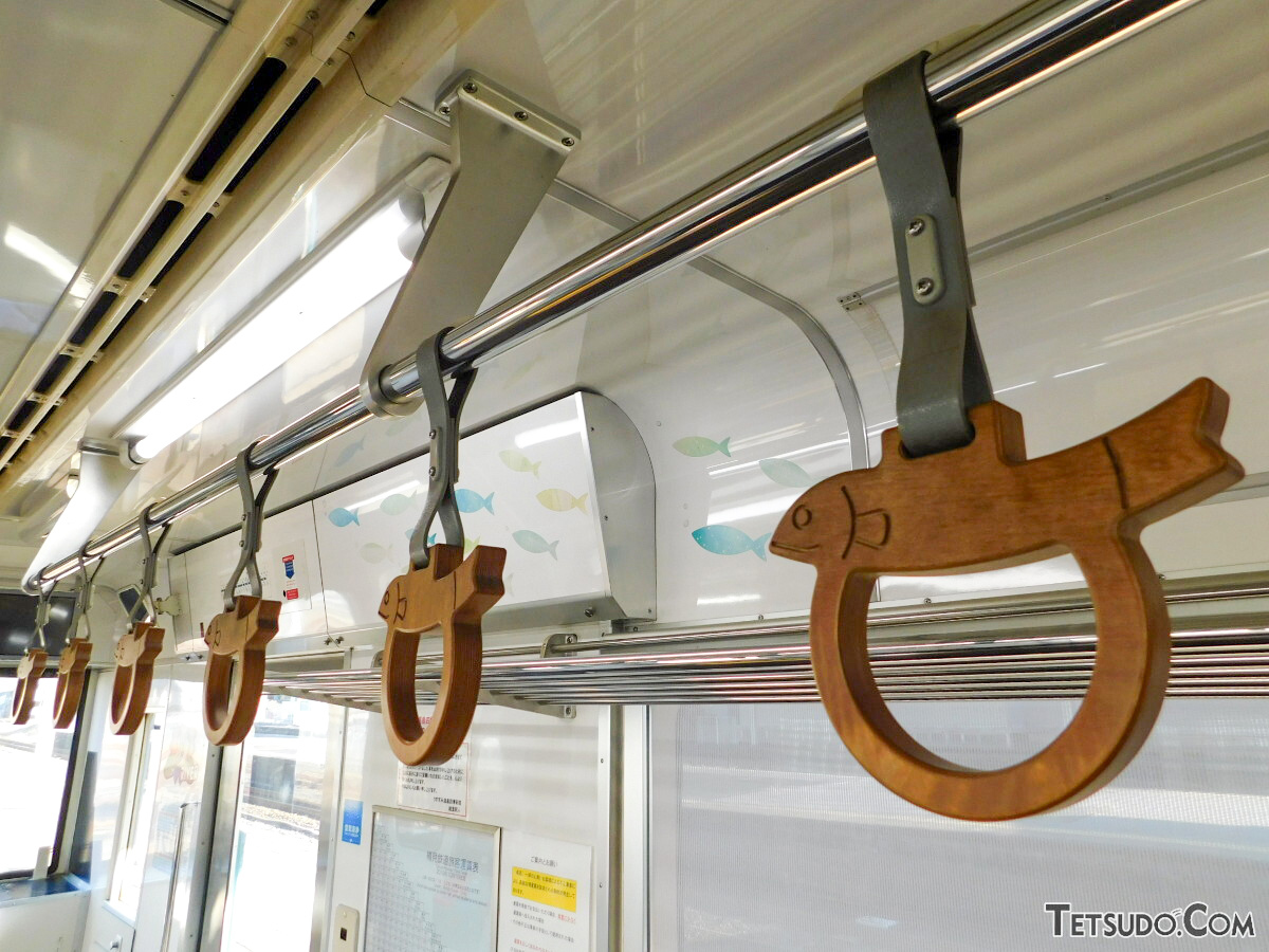 樽見鉄道「ねおがわ」の吊り革は、アユが一列で泳ぐように見える配置