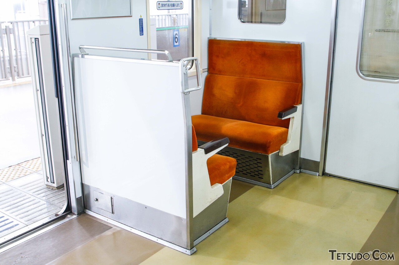 関東の地下鉄車両で「珍しい座席」消滅間近 最後に残った車両とは