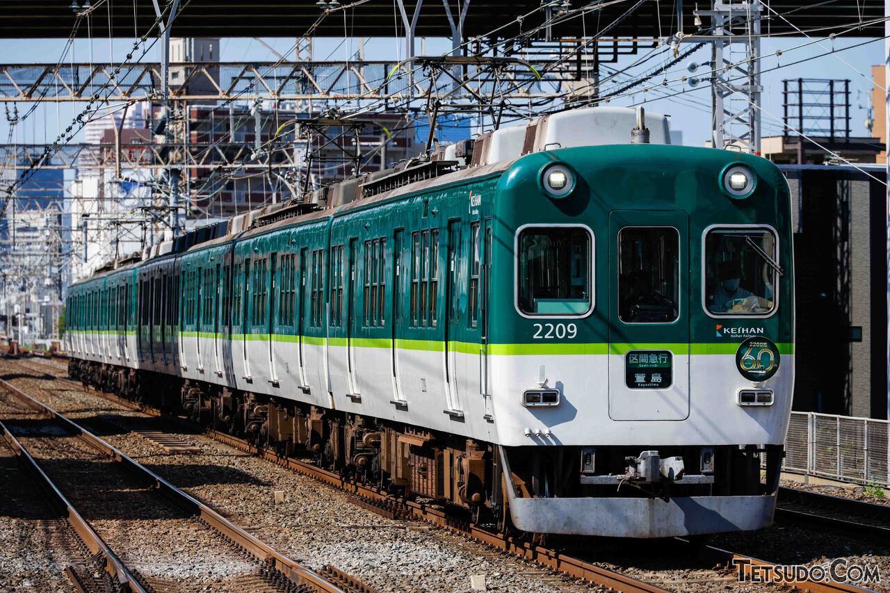 2025年時点における「卵型電車」の最古参である2200系。ダイヤ改正以降、同形式の新塗装車は運用に入らなくなったようです