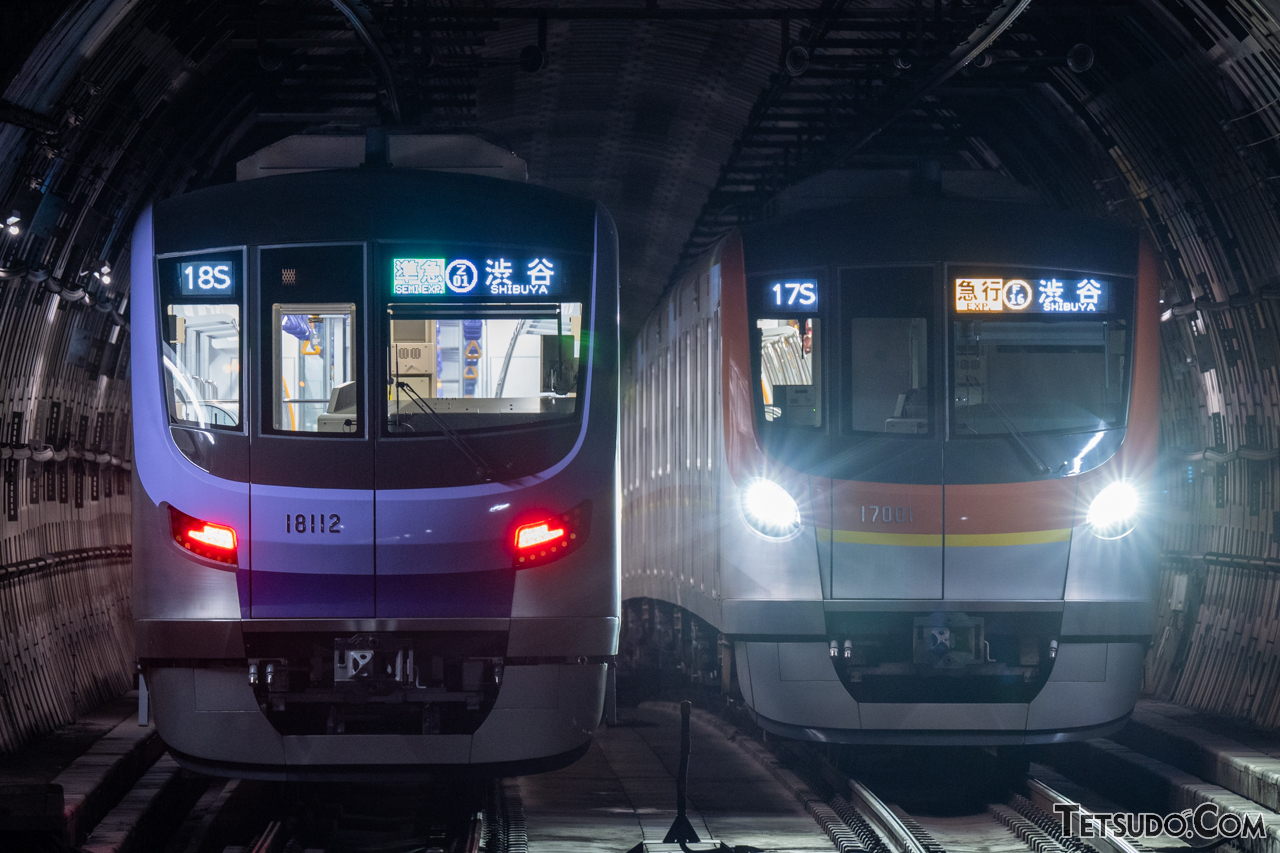 半蔵門線の18000系（左）と有楽町線の17000系（右）。現在は線路が直接つながっていない両線ですが、有楽町線延伸区間が開業すれば、このような並びが日常的に見られるようになる……かもしれません