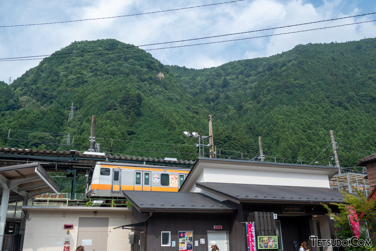奥多摩駅に停車中のE233系。中央線快速でも見られる形式(運用は別)ですが、新宿や立川といった都市部とは全く異なる風景との組み合わせが、青梅線では見られます