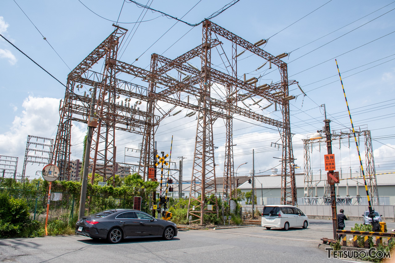 武蔵白石駅付近にある、送電線と一体となった架線柱。工業地帯らしい設備です