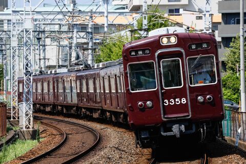 実は「少数派」！　阪急の「伝統色」マルーン単色で残る車両たち