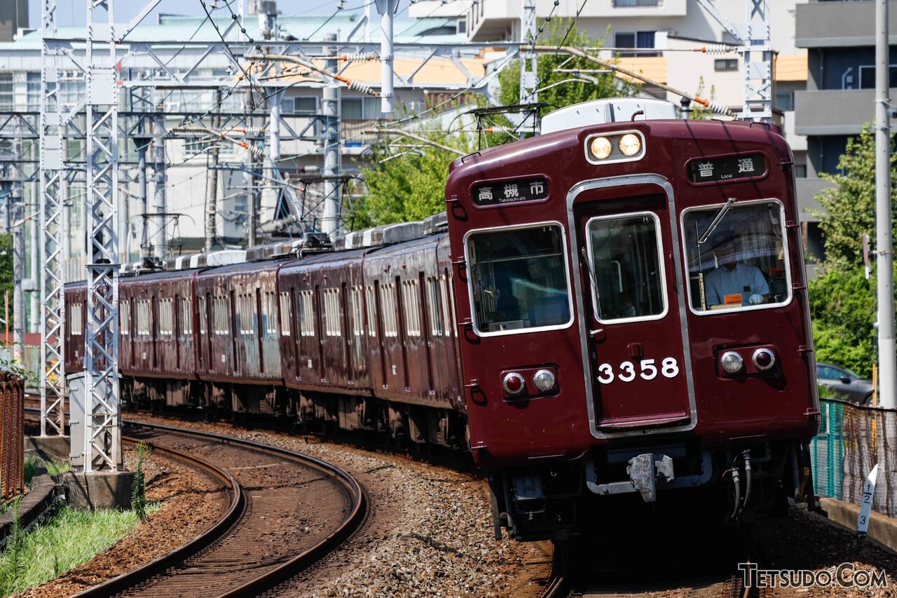 阪急3300系。同社の現役車両としては最古参で、マルーン単色を維持している車両のひとつです。写真の3331編成は、2025年に引退しました