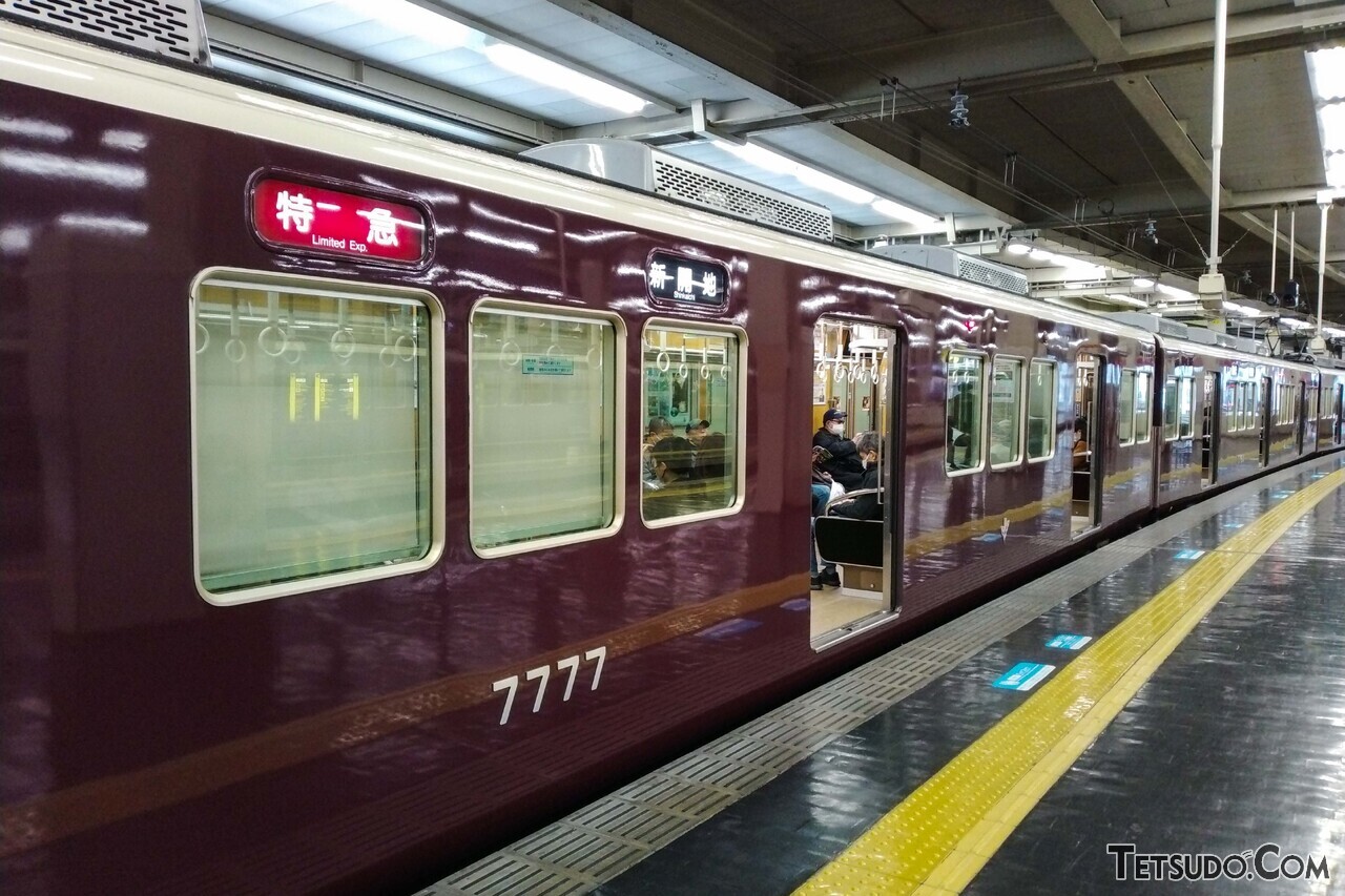 阪急の7027編成に組み込まれている7777号車。製造時から一貫して神戸線で運用されています