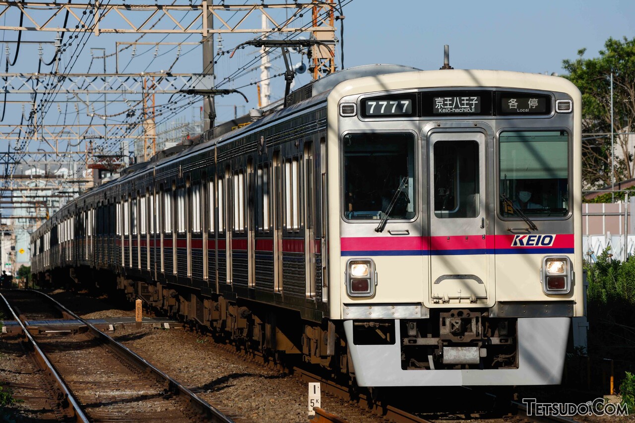 7777号車を擁する京王7727編成。同社は新形式2000系(2代目)の導入を予定しており、7777号車も遠からず置き換えられるものと思われます