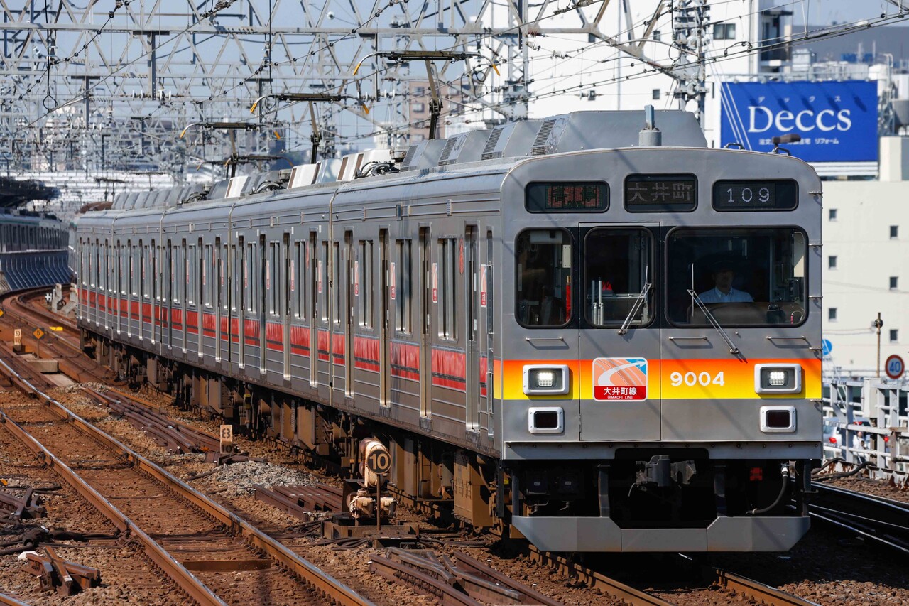 現在の標準スタイルである、グラデーション帯の9000系。西武鉄道譲渡後のデザインは未発表ですが、今後はこの姿も貴重なものになるかもしれません