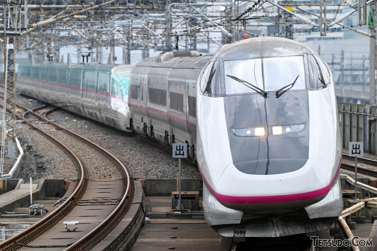 常時使用するパンタグラフとしてシングルアームパンタグラフを初採用した新幹線車両は、E3系の量産車。なお、E3系の量産先行車は、製造当時は下枠交差式パンタグラフを搭載していました