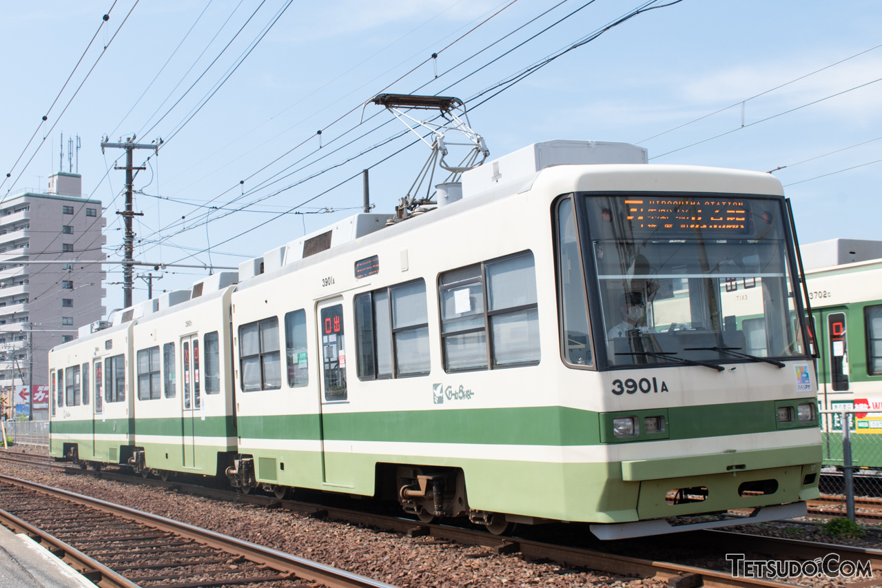 東洋電機製造が軽快電車用に開発した「シングルアームパンタグラフ」を搭載する、広島電鉄3900形。下枠が1本脚ではなく、現在主流のシングルアームパンタグラフとは別物です