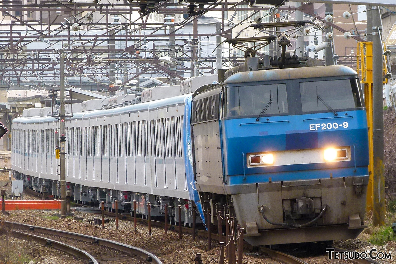 地上線用車両では日本で初めてシングルアームパンタグラフを採用したEF200形電気機関車。同形式は2019年に引退しています