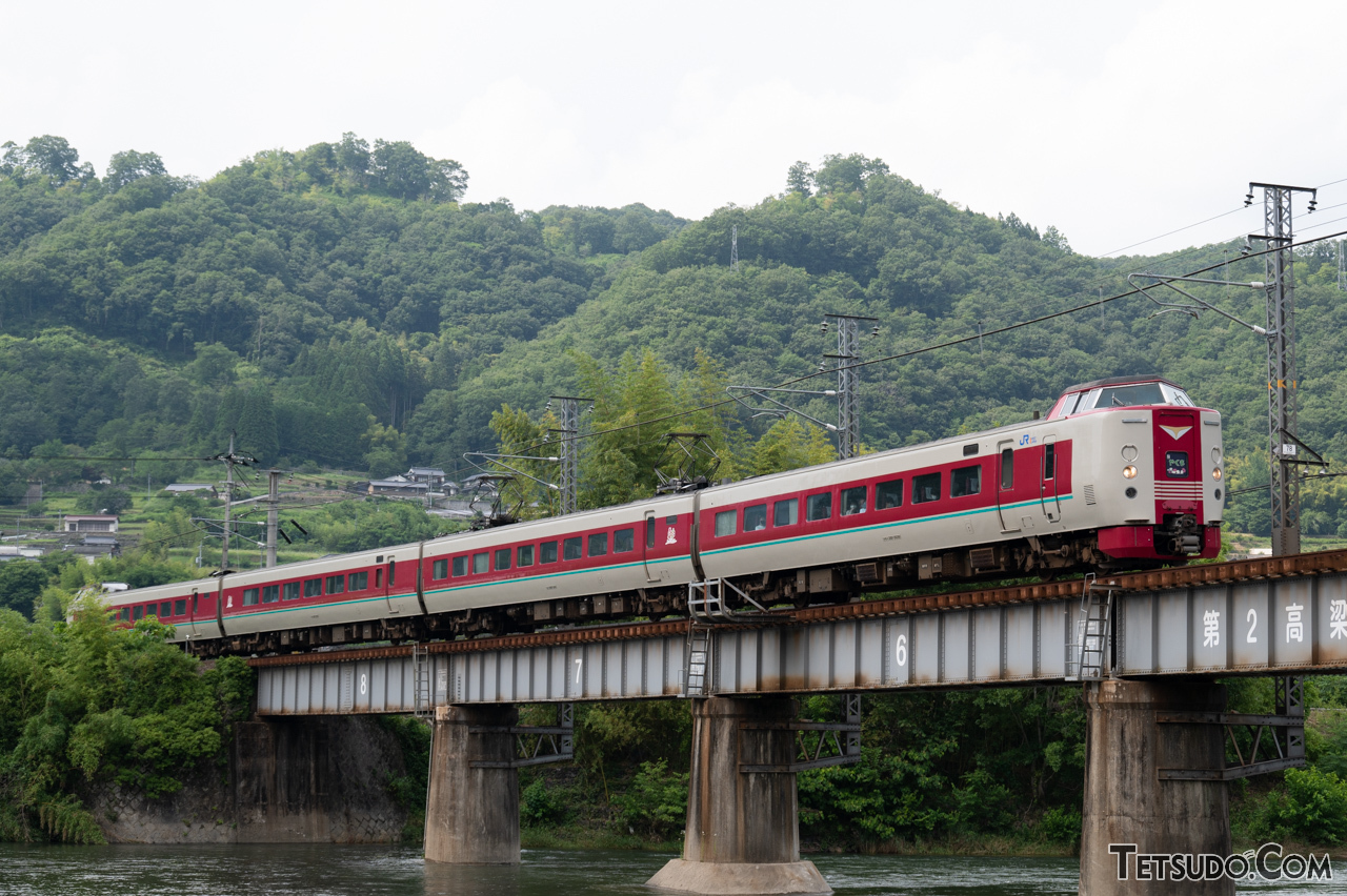 国鉄型特急電車最後の運用を担った381系。185系よりも後まで営業運転に就いていましたが、廃車回送は185系より先でした