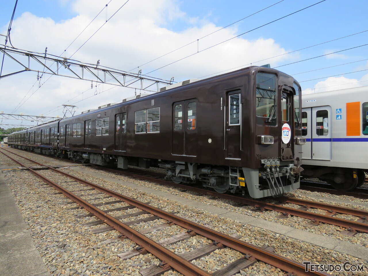 【鉄道部品】阪急電車 化粧板 濃茶色 まるで「阪急電車」？ 埼玉県を走る「茶色一色」の電車が登場