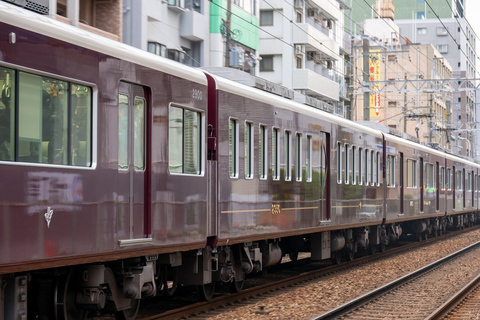 まるで「阪急電車」？ 埼玉県を走る「茶色一色」の電車が登場、その正体は？