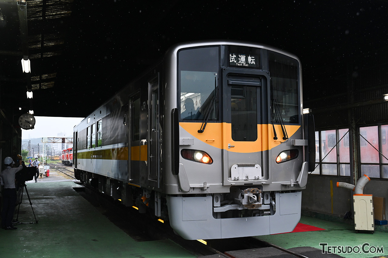 形式名は？ カラーリングの意味は？ JR西日本「新型事業用車」について