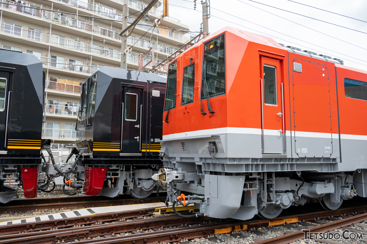 JR西日本の新型事業用車「DEC743」、車体に書かれた「定員2」の理由と