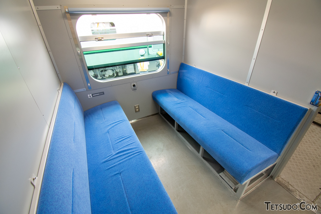 JR西日本の新型事業用車「DEC743」、車体に書かれた「定員2」の理由と