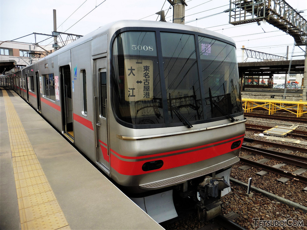 大江駅で発車を待つ築港線の普通列車