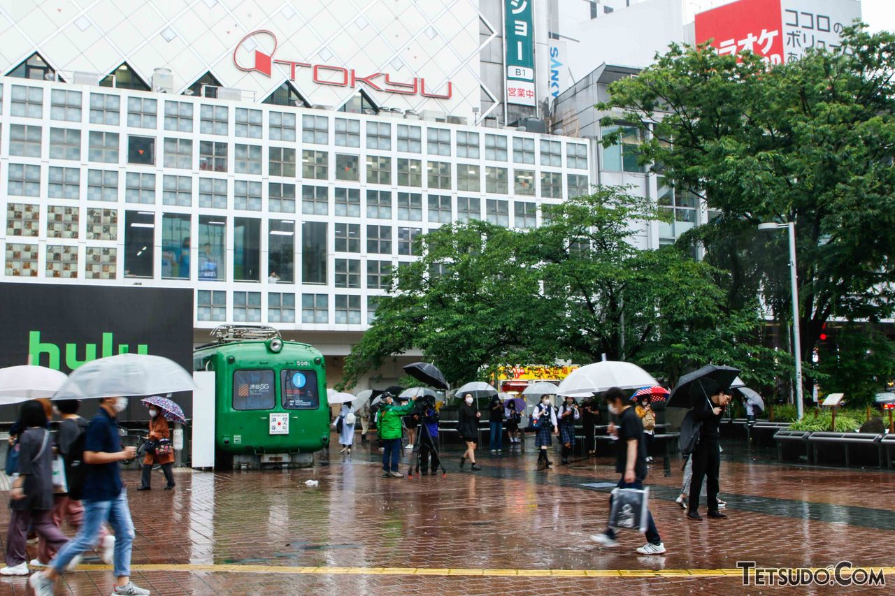 ハチ公口に鎮座する東急5000系「アオガエル」。すっかり渋谷の街並みに溶け込んでいた
