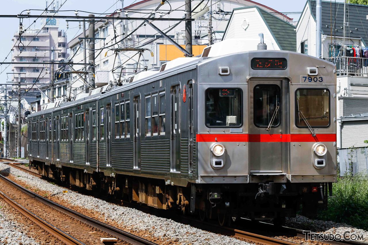 東急7700系。日本初のオールステンレス車7000系の車体を再利用した車両で、写真の編成は、現在も養老鉄道で運転されています