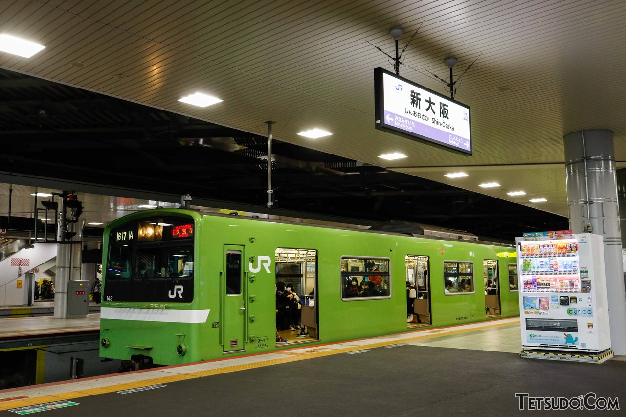 新大阪駅に停車中の201系。東海道・山陽本線からの撤退以来、久しぶりに同駅への乗り入れが復活しました