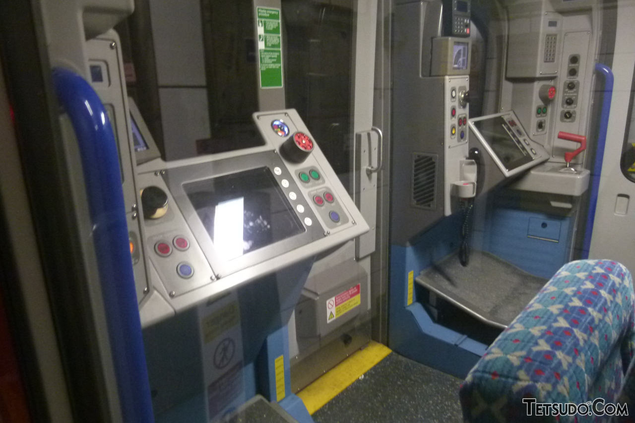 ロンドン地下鉄の乗務員室。右奥に見える赤いハンドルがマスコンハンドルです