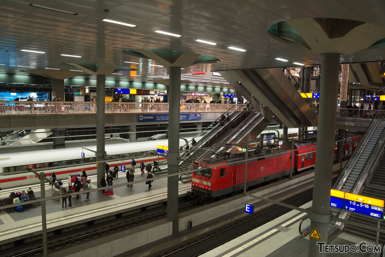 高速鉄道「ICE」と在来線列車が同じホームに発着するドイツ